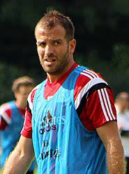 Dit kan duiden op de aanwezigheid van een wespennest. Rafael Van Der Vaart Wikipedia