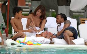 Op shownieuws vind je het laatste nieuws over showbizz, sterren, entertainment, royalty, films, televisie, gossip en crime Edgar Davids Can T Keep His Eyes Off His Stunning Fiancee Olcay Gulden By The Pool Daily Mail Online