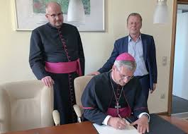 He is ashamed of having paid too little attention to how injured people feel, what they need and how the church must respond to them. Weihbischof Dr Schwaderlapp Kam Zu Besuch Waterbolles