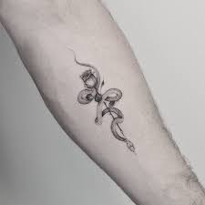 Einnadel Schlangen Und Rosentattoo Von Kanenavasard Tattoo Tattoodesigns Tattoos Snake Tattoo Design Small Snake Tattoo Cobra Tattoo