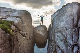 The kjerag hike is clearly marked with a red t painted on small stone piles at regular intervals along the way. Eine Wanderung Zum Kjeragbolten In Norwegen Urlaubsguru