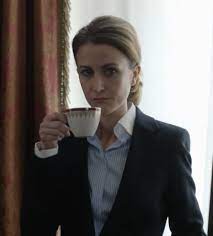 Konusunu da 6 bölüm sonunda bitirdi, açık kapı kalmadı içiniz rahat olsun. Katherine Kelly The Night Manager