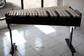 Adapun untuk kayu yang dipakai untuk membuat alat musik kolintang adalah kayu lokal yang bahannya ringan namun teksturnya kuat seperti kayu wenuang (octomeles sumatrana miq),kayu cempaka (elmerrillia tsiampaca), kayu telur (alstonia sp),kayu. 87 Gambar Alat Musik Kolintang Terbaik Gambar Pixabay