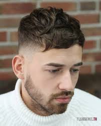 Coiffure homme court avec dégradé sur les cotés et petite longueur sur le dessus. Coupe Tendance Homme Les Top Coiffures Du Moment Qui Se Poursuivront En 2020