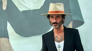 Leiva desata su locura en un vídeo íntimo para la nueva canción, Sashimi  - Cadena Dial