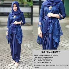Kombinasi warna cream dan motif bunga biru, membuat keduanya terlihat anggun. 46 Kebaya Brokat Modern Warna Navy Info Modis