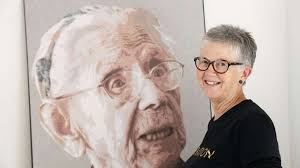 112-årige Karla Lindholm har »stået model« for portrætkunstner: Et ansigt  fuld af levet liv