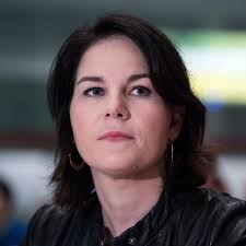 Die kandidatin gibt sich bei der präsentation bewegt. Grunen Chefin Annalena Baerbock Seehofer Wurde Mir Nicht Fehlen Stern De