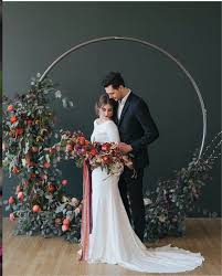 inspiration pour un mariage en automne une arche ronde wedding rose gold frame wedding flowers