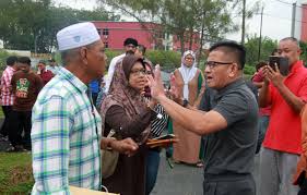 Norhizam hassan baktee, the malacca executive councillor who berated residents over a road closure, said he was in taman. Hulk Exco Issues 24 Hour Ultimatum To Remove Viral Video The Star