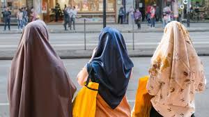 «Des femmes voilées sont venues faire la morale à une cliente chrétienne» : à Creil, cette dérive communautariste qui a installé LFI à la tête de la ville