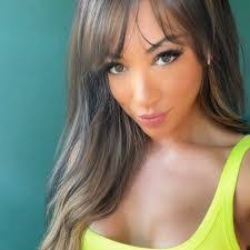 Lauren Clayton's Instagram, Twitter & Facebook