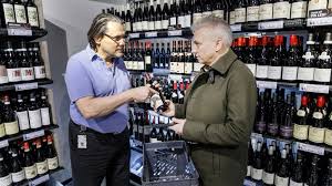 En vanlig vinteruke selger vinmonopolet drøyt 1,3 millioner liter vin, brennevin, sterkøl og alkoholfritt. Kan Bli Lenger Apningstid Pa Lordager