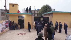 Suicide bomber kills dozens in Pakistan mosque