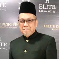 LELAKI INI BERNAMA CLARENCE LUING KARL @ MUHAMMAD KHALIL JOHN L. KARL.  DILAPOR MEMPUNYAI HUBUNGAN DENGAN PIHAK KESULTANAN SULU. ALAMAT TERAKHIR  BELIAU IALAH DI RH 55, JALAN RANAU LAMA, KAMPUNG BAWANG, TAMPARULI,