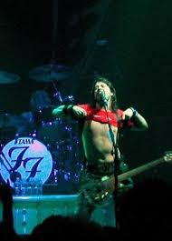 There Goes My Hero Watch Him As He Goes Meme Get It Girl Lol Dave It Thought You Would Never Sink To Courney Love S Tatics Dave Grohl Foo Fighters Dave Foo Fighters Dave Grohl