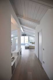 Controsoffitto in pannelli di legno forato disponibile nei colori: Come Rinnovare Un Tetto In Legno Mansarda It Interior Design Bianco Disegno Loft Interior Design Per La Casa