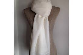 Neutre par excellence, il se marie avec tout. Traverser Role Fierte Echarpe Blanche Homme Cachemire Capbretontriathlon Com