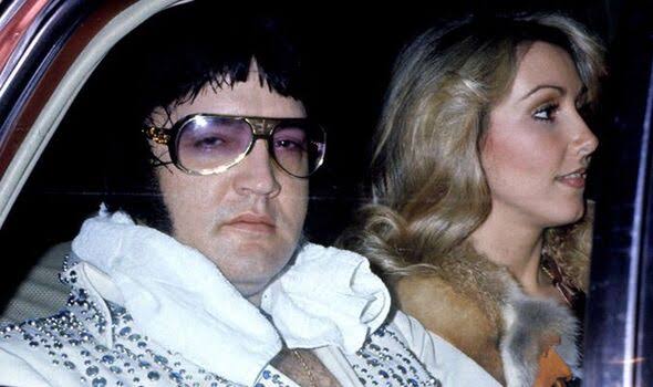 🎙️💔 She thought she had already made peace with the past. Then Linda Thompson was shown private footage of Elvis Presley that the public was never meant to see—and according to this account, the memories came rushing back in a way she never expected.