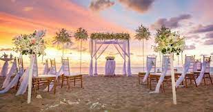 It is also very suitable for smaller groups and has a gorgeous white sand beach and a large sandy courtyard area directly behind the house. 23 Best Beach Wedding Venues In The United States