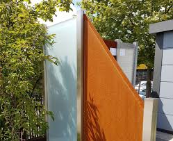 Cortenstahl Sichtschutzelement Materialien Brugmann System Board Rost Aus Cortenstahl Mit Glaselement Garten Cortenstahl Sichtschutzelemente