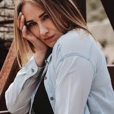 Jennifer Hallett's Instagram, Twitter & Facebook