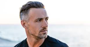 Accessoires de coiffure pour hommes. Coiffure Homme Sublimer Ses Cheveux Poivre Et Sel Douce Evasion