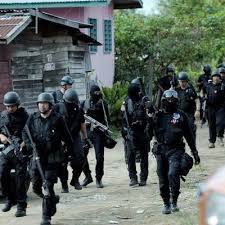 Sebahagian daripada anggota kumpulan itu dikesan sekumpulan nelayan tempatan pada waktu malam dan nelayan tersebut membuat laporan polis. Kronologi Tragedi Lahad Datu Sabah Paling Lengkap