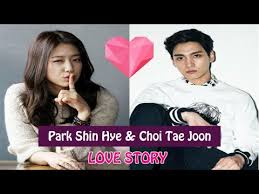 Une source a également révélé que park shin hye et choi tae joon se voyaient généralement chez elle ou à l'extérieur en compagnie de plusieurs de selon cette source, les amis de choi tae joon seraient également au courant de leur relation. Park Shin Hye And Choi Tae Joon Still Dating Update Youtube