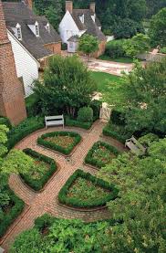 Colonial Early American Gardens Historic Gardens Spring At Colonial Williamsburg In 2020 Colonial Garden Parterre Garden Outdoor Gardens