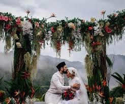 Kami dengan rendah diri mengumumkan majlis pernikahan antara adam yousof mohamed sinclair dan yunalis mat zara'ai pada 26 januari di puncak rimba, bentong pahang. 11 Gambar Sekitar Majlis Pernikahan Yuna Dan Adam Sinclair