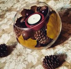 1001 Ideen Fur Kastanien Basteln Zum Inspirieren Kastaniendeko Kastanien Deko Eine Schale Mit Kastanien Zapfen Laub Und Ein In 2020 Candle Holders Candles Diy