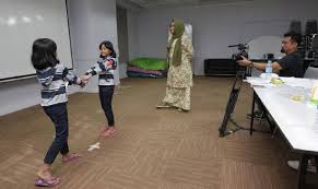 Mak cun sedang belajar bahasa. Erma Cari Pasangan Kembar Meriahkan Mak Cun Musim Baharu