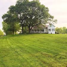 Feature Friday Little White House Southern Hospitality In 2020 Old Farm Houses Little White House Farmhouse Exterior