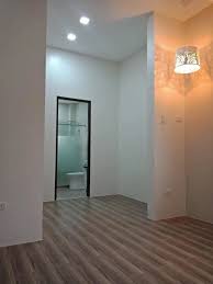 Dalam memutuskan sebuah model rumah 2022 anda sebagai penghuni rumah tidak hanya mempertimbangkan aspek efektivitas dan fungsionalnya saja, akan tetapi kita juga perlu memiliki sebuah pertimbangan tentang sebuah estetika yang bisa. Lingkar Warna 24 Desain Rumah Modern 1 Lantai Dengan Pintu Samping