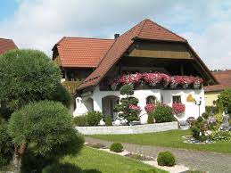 There is a terrace and guests can make use of free wifi and free private parking. Haus Sonnenschein Wohnung Gossweinstein