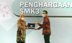 Secara amnya tujuan modul ini adalah untuk mendedahkan pelajar kepada alam pekerjaan sebenar terutamanya dari aspek aplikasi pengetahuan. Kemnaker Beri Penghargaan K3 Tahun 2020 Kepada Gubernur Dan Perusahaan Dinas Tenaga Kerja Transmigrasi Provinsi Nusa Tenggara Barat