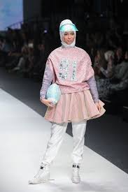 Kecantikan Yang Dinamis Di Runway Barli Asmara Dian Pelangi Ria Miranda Zaskia Sungkar Model Pakaian Gaya Hijab Busana Islami
