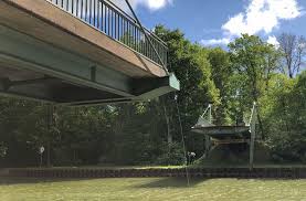Beim absturz einer seilbahn am lago maggiore in italien sind am sonntag acht menschen ums leben gekommen. Unfall Auf Dortmund Ems Kanal Brucke Nach Kollision Mit Schiff Eingesturzt Panorama Stuttgarter Zeitung