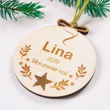 Boule de neige de noêl en plastique transparent avec fausse neige à l'interieur. Boule De Noel En Bois Mon Premier Noel Personnalisee Avec Un Prenom