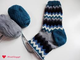 Ich möchte eine tasche im zickzack muster stricken.in der beschreibung steht 2 maschen mit linksneigung rechts zusammenstricken und 2 maschen mit rechtsneigung rechts. Anleitung Socken Mit Zickzack Muster Stricken Lisibloggt