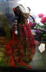 I searched for this on bing.com/images. Iracebeth The Red Queen Organic Armour Alice Through The Looking Glass Trajes De Piratas Halloween Disfraces Pais De Las Maravillas