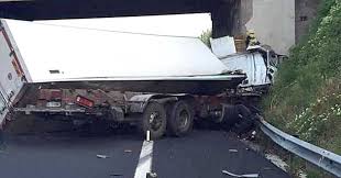 Daniel guerini, nato a roma il 21 marzo del 2002, è cresciuto nel vivaio della lazio. Frascati Monteporzio Catone Incidente Sulla Diramazione Roma Sud Dell Autostrada Tir Carico Di Frutta Contro Un Ponte Grave Il Conducente Cronache Cittadine