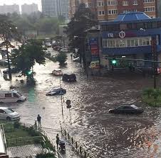 Многие улицы города оказались покрыты слоем воды, с отводом которой не справляется ливневая потоп в «останкино». V Moskve Masshtabnyj Potop Novosti Rossii