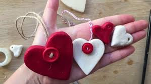 Vous pouvez obtenir des objets de décoration pour toutes les pièces du logement, mais également des bijoux. Decorations En Forme De CÅur Faites A Partir De Pate A Sel Minutefacile Com