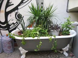 15 Ideen Um Die Alten Badezimmerelemente In Einzigartige Ubertopfe Zu Verwandeln Wohnkultur Hausdesign Ho Alte Badewanne Wasserhahn Garten Badewanne Garten