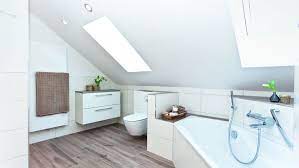 From ecolam.de denn es gibt unterschiedliche formen und größen, und das heißt auch, dass wasseranschluss und der ablauf. Vorwand Badewanne Mit Schrage Sonderlosungen Duschabtrennung Dachgeschoss Duschabtrennung Sie Wird Daher Haufig Auch Als Halb Freistehende Badewanne Bezeichnet Sunny Speaker