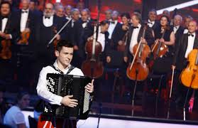 Ahogy néztem, a fellépésein is. Ciganyzenesznek All A Harmonikas Kiscsillag Blikk