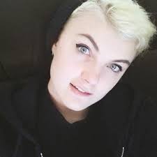 Mika Wright (@wanderlaugh)