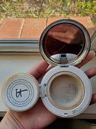 It Cosmetics Confidence In A Compact In Shade Fair Aka Simpson S Yellow R Panporn